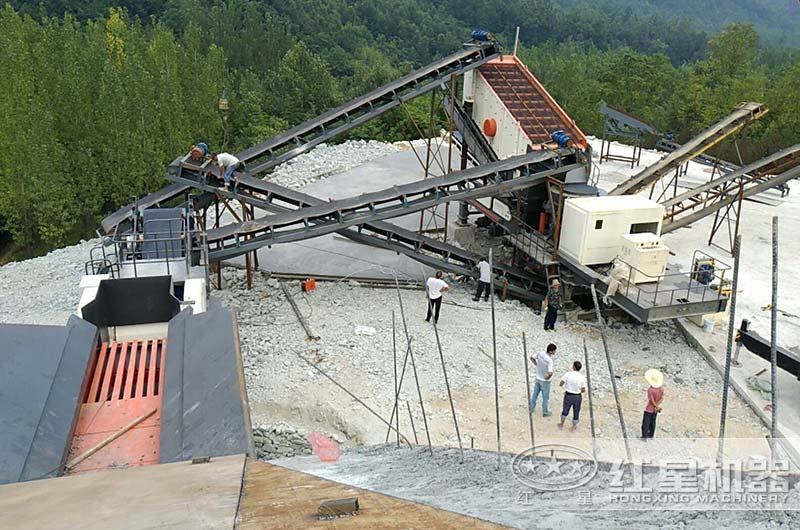 南阳客户流动山石破碎车生产现场